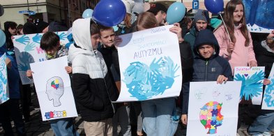 Ulicami Głogowa przeszedł "Niebieski marsz" jedności z osobami autystycznymi-156016