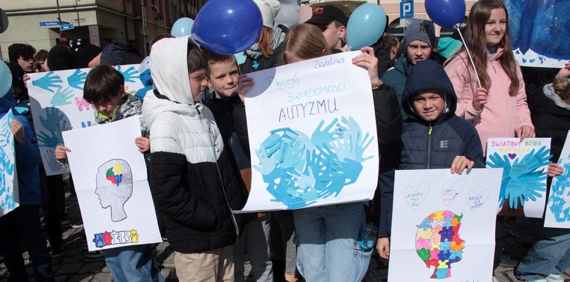 Ulicami Głogowa przeszedł "Niebieski marsz" jedności z osobami autystycznymi - 156016