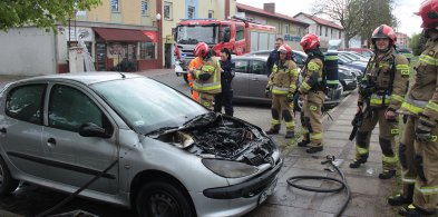 Peugeot zapalił się na parkingu przy ul. Mickiewicza.-156048