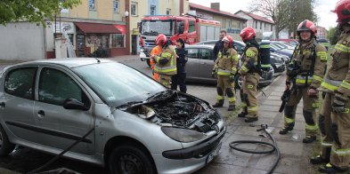 Peugeot zapalił się na parkingu przy ul. Mickiewicza.-156048