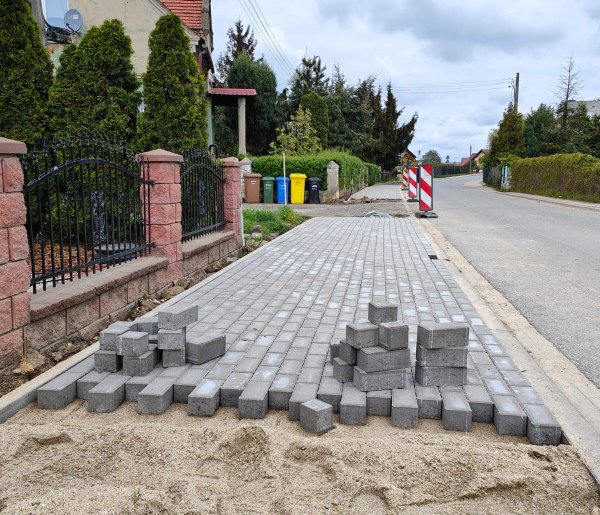 Bezpieczne kroki. Budowa chodnika w Nielubi przynosi poprawę-156202