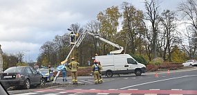 Samochód ściął latarnię na rondzie w Głogowie