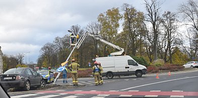 Samochód ściął latarnię na rondzie Dmowskiego w Głogowie-162580