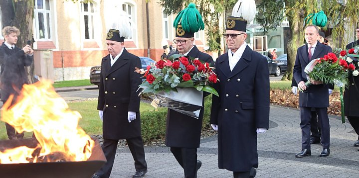 Początek obchodów w zadumie i ciszy-162943