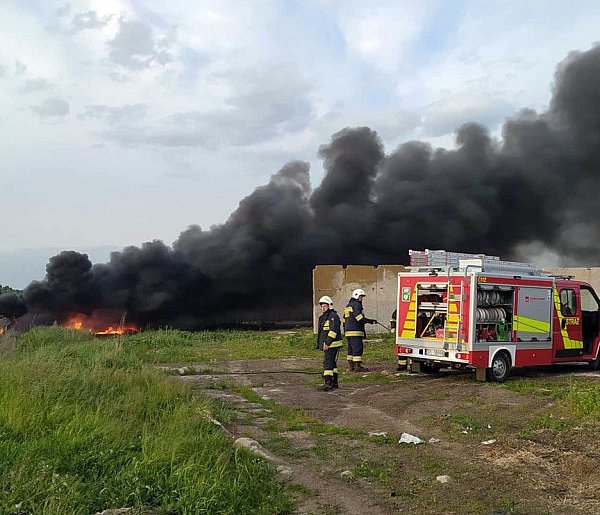 Płonie sterta opon pod Głogowem-169089