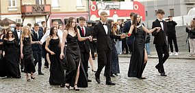 Deszcz ich nie zatrzymał! Polonez ósmoklasistów 