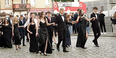 Deszcz ich nie zatrzymał! Polonez ósmoklasistów w Głogowie [FOTO]-169201
