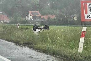 Dachowanie na Jerzmanówce. Niebezpiecznie na trasie 329-169306