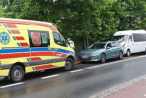 Kolizja busa z osobówką. Zły dzień dla kierowców w Głogowie [FOTO]-169317