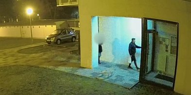 Zniszczył w Głogowie audi, kto go rozpozna? [WIDEO]-169355