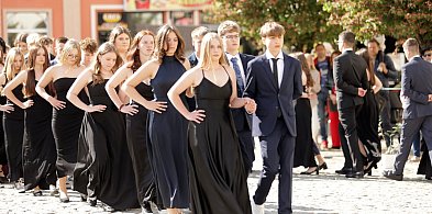 Zatańczyli na rynku w Głogowie! Takie pożegnanie ósmoklasistów z SP 7-169494