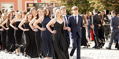 Zatańczyli na rynku w Głogowie! Takie pożegnanie ósmoklasistów z SP 7-169494