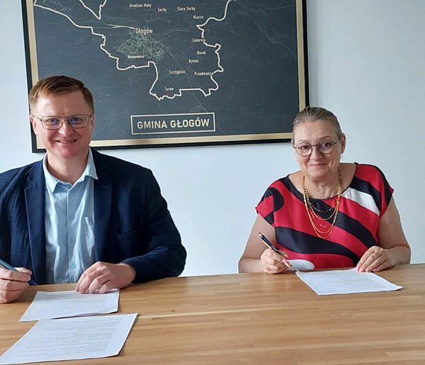 Gmina Głogów organizuje letnie kolonie dla dzieci – podpisano umowę z biurem podró-170045