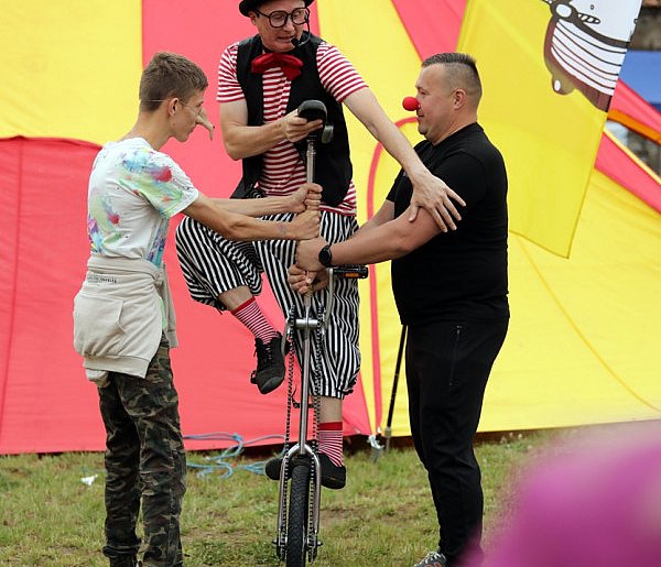 Świetna zabawa w Jerzmanowej! Jest teatr, jest cyrk i są dzieci [FOTO]-170066