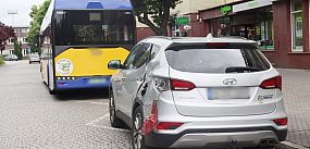 Kolizja autobusu z osobówką na placu Tysiąclecia