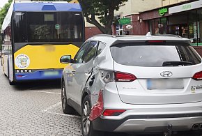 Kolizja autobusu z osobówką na placu Tysiąclecia w Głogowie [FOTO]-170100