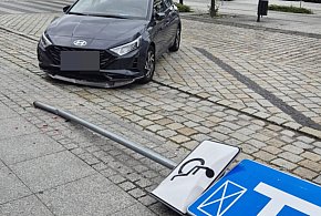 Wyjeżdżała z parkingu w Głogowie i... po znaku! -170215