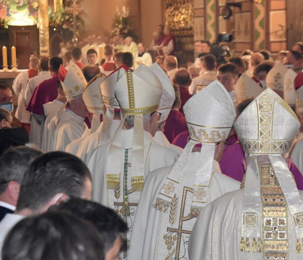 Biskupi po obradach. Krytyka ministerstwa i nowa komisja ds. nadużyć-170323