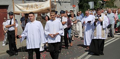 Tradycyjna procesja na ulicach miasta-170533