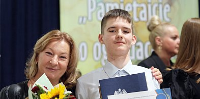Ósmoklasiści ruszają dalej, a Kamil zostaje legendą rocznika [FOTO]-170683