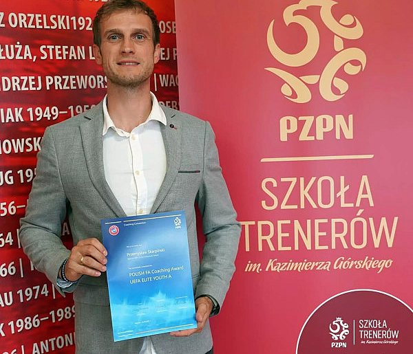 Przemysław Skarpiński z dyplomem UEFA Elite Youth - 170792