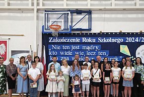 Uczniowie uhonorowani – uroczyste zakończenie roku szkolnego w Jerzmanowej-170836