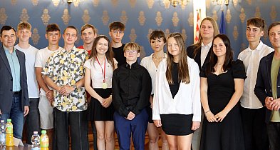 Młodzieżowi radni z herbami Głogowa. Uroczysta sesja przed wakacjami [FOTO]-170845