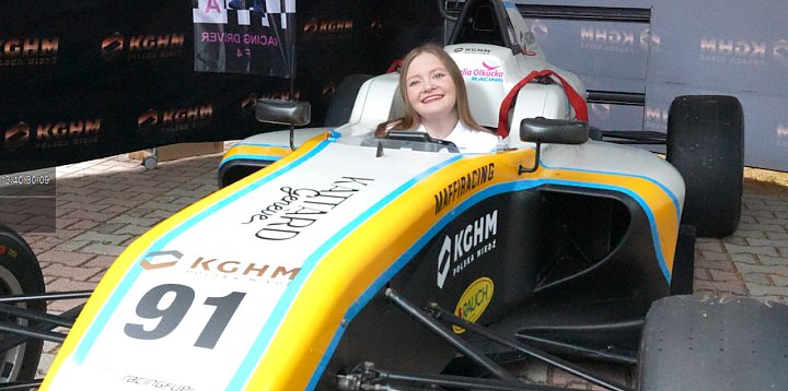 KGHM wspiera Kornelię Olkucką. Ściga się w Formule 4!-170859