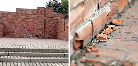 Pomnik papieża zarasta chwastami