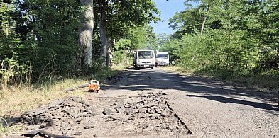 Ruszyły praca na drodze powiatowej. Na razie łatają, ale planują wielki remont -171187