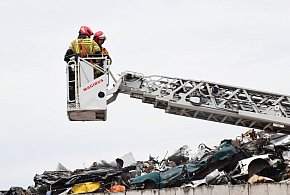 Strażacy w akcji! Pożar złomowiska odpadów metalowych w Głogowie [FOTO]-171362