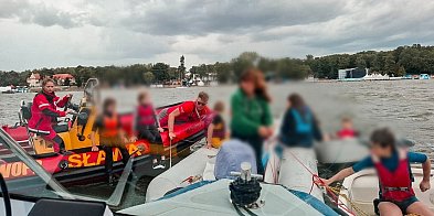 [WIDEO] Akcja ratunkowa w Sławie! Silny wiatr przewrócił żaglówki z dziećmi-171402