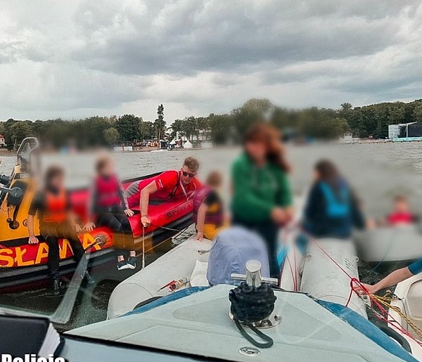 [WIDEO] Akcja ratunkowa w Sławie! Silny wiatr przewrócił żaglówki z dziećmi-171402