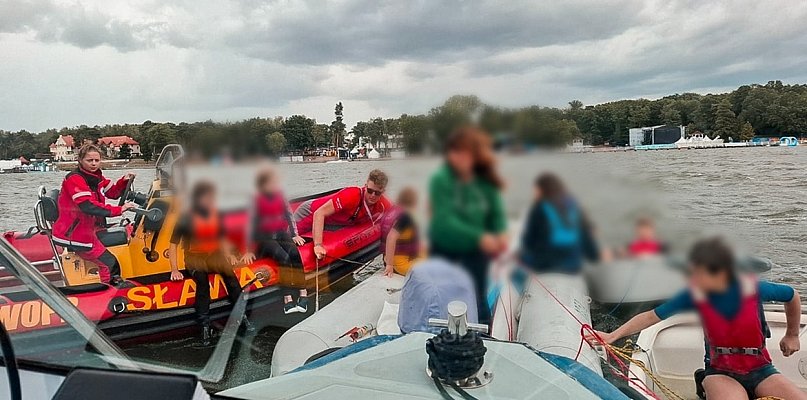 [WIDEO] Akcja ratunkowa w Sławie! Silny wiatr przewrócił żaglówki z dziećmi - 171402