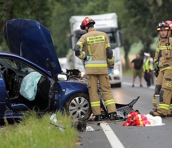 Poważny wypadek pod Głogowem. Auto wbiło się w betonowy przepust [FOTO]-171522