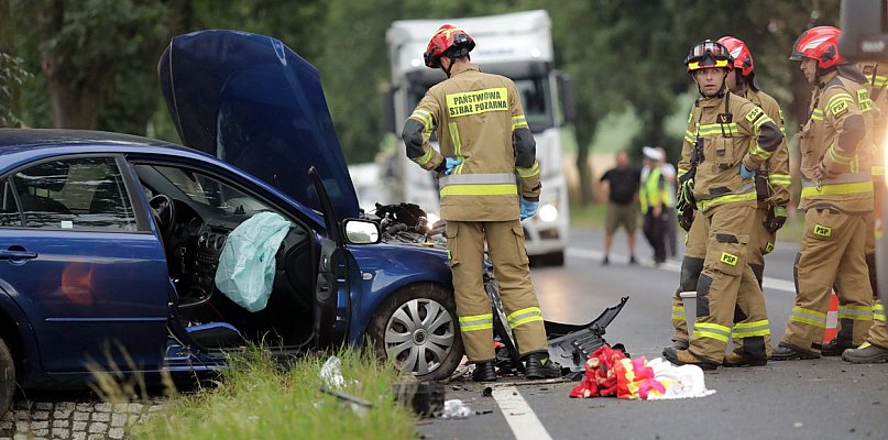Poważny wypadek pod Głogowem. Auto wbiło się w betonowy przepust [FOTO] - 171522