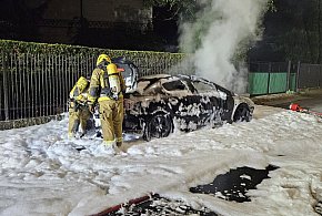 Nocny pożar auta w centrum miasta. Na miejscu strażacy i policja-172266