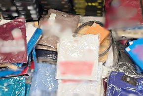 Handlował podróbkami znanej odzieży i perfum. Właśnie usłyszał zarzuty-172441