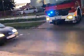 [WIDEO] Strażacy ruszali do akcji, a osobówka wjechała im przed maskę!-172725