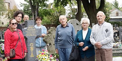 36 lat od śmierci księdza Kutzana. Parafianie modlili się przy jego grobie-172945