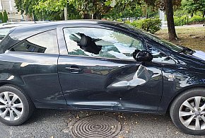 Kia stoczyła się z ulicy. Dwa auta rozbite na parkingu w centrum Głogowa-173184