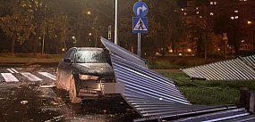 Silny wiatr w Głogowie. Płot runął na samochód