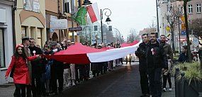Przeszli rynkiem z gigantyczną flagą Polski