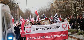 Cześć i chwała bohaterom! Biało-czerwony tłum