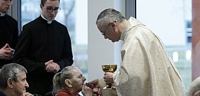 [FOTO] Biskup wśród chorych w Głogowie