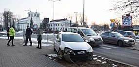 Ciężarówka i osobówka spotkały się na rondzie