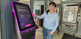 Świeci na różowo i sprzedaje bilety