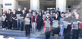 Lekarze wyszli przed szpital. Minuta ciszy w Głogowie