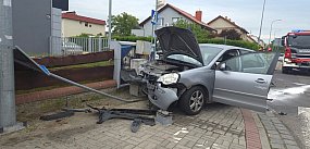 [FOTO] Auto wbiło się w ogrodzenie