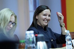 Sesja: ktoś na telefonie, ktoś czyta etykietę-8319